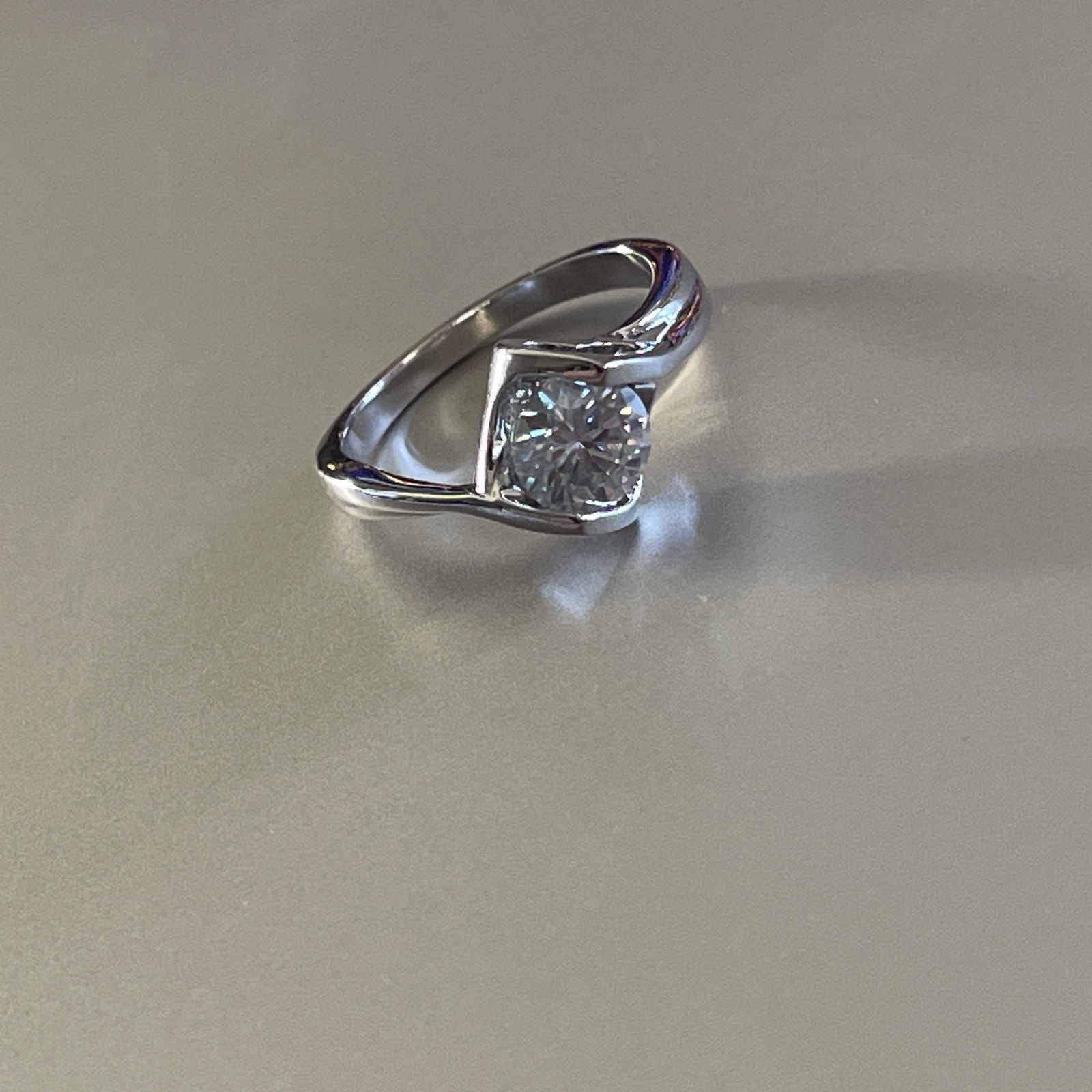 Moissanite 1 Ct Diamond Color:Light Green Sterling Silver Size 6
